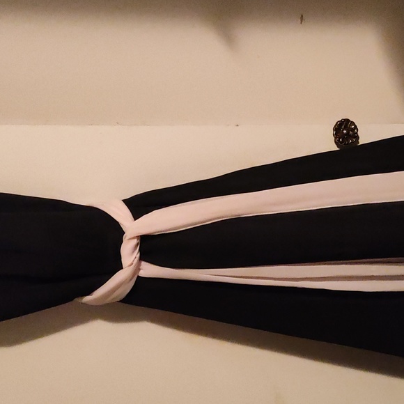 Gorgeous black, short prom dress, flattering cut. Chiffon under skirt area. - Picture 2 of 4